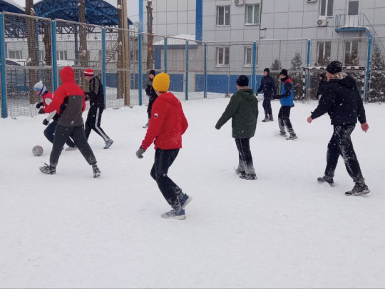 Декада спорта и здоровья: футбольный матч между гребцами